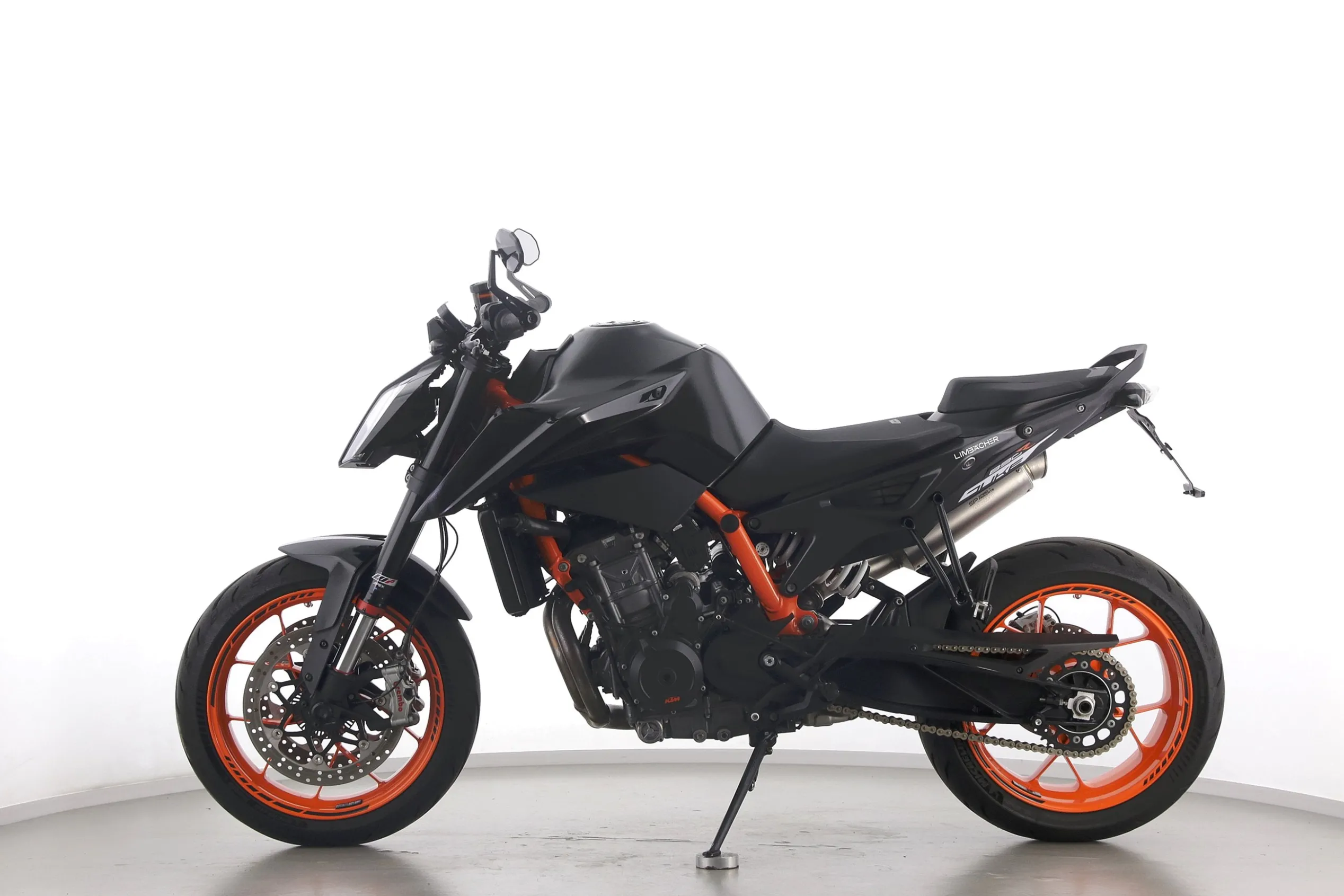 890 DUKE R