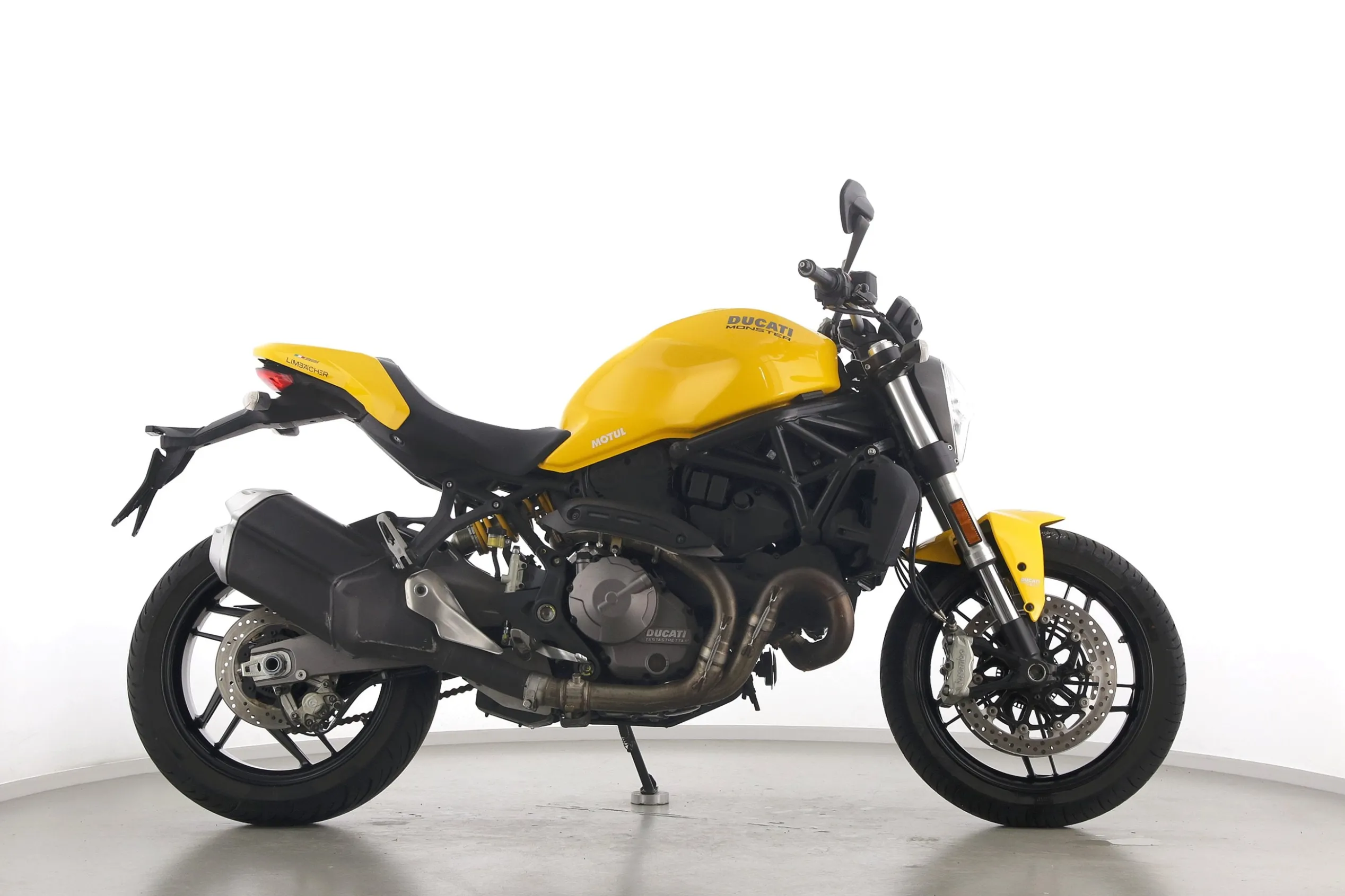 MONSTER 821