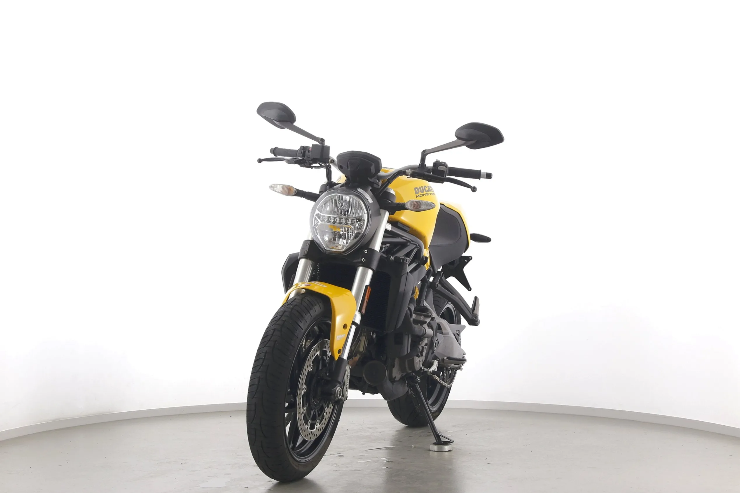 MONSTER 821