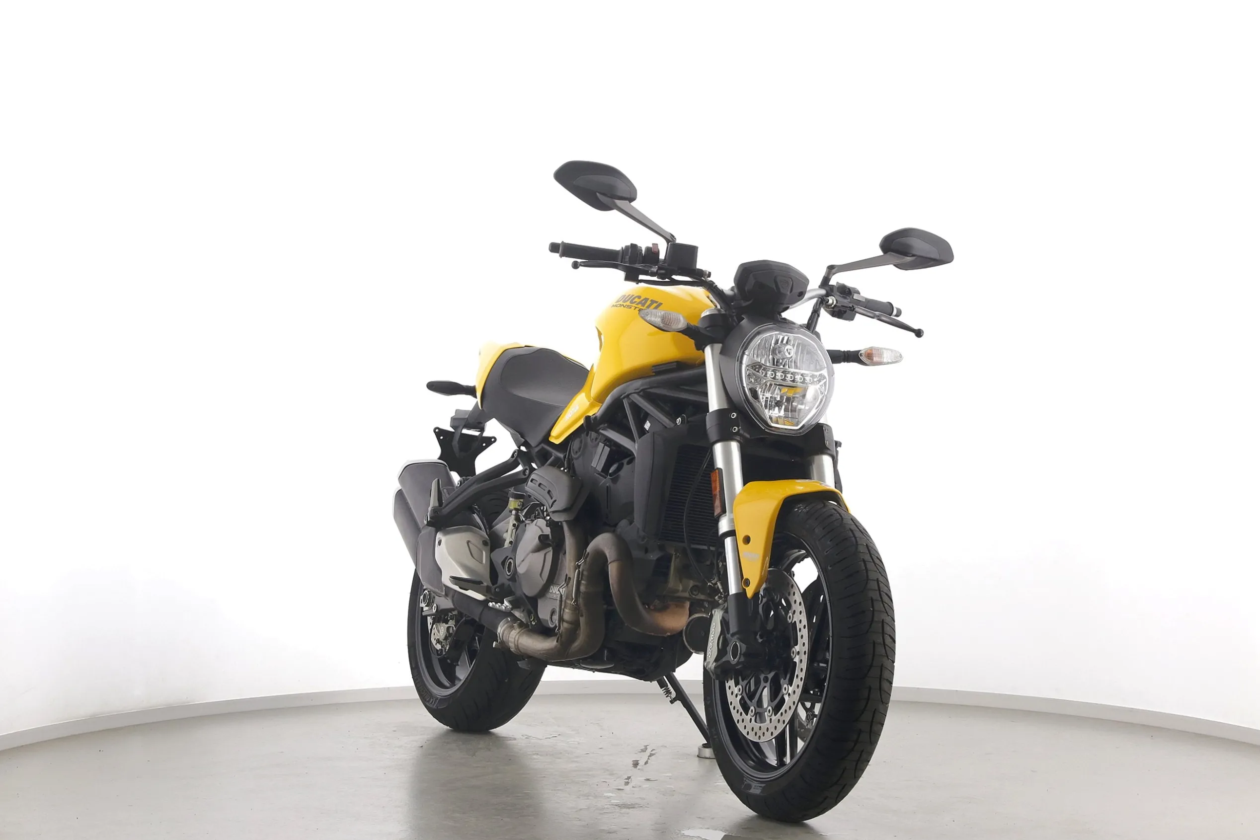 MONSTER 821