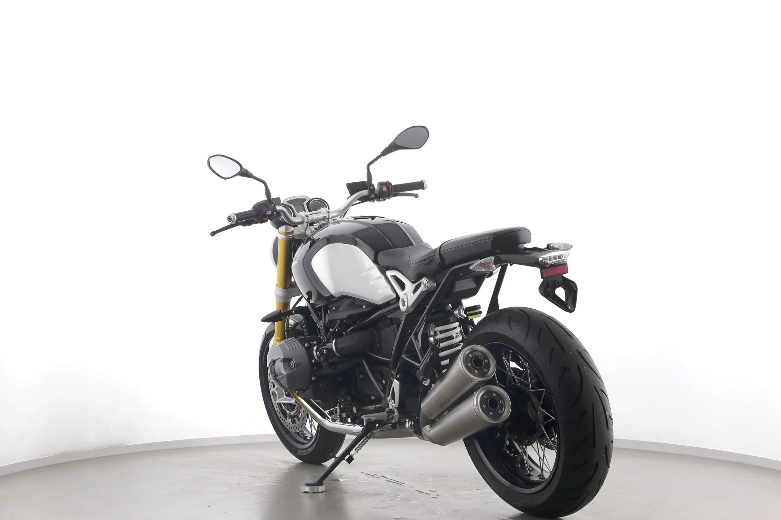 R NINE T