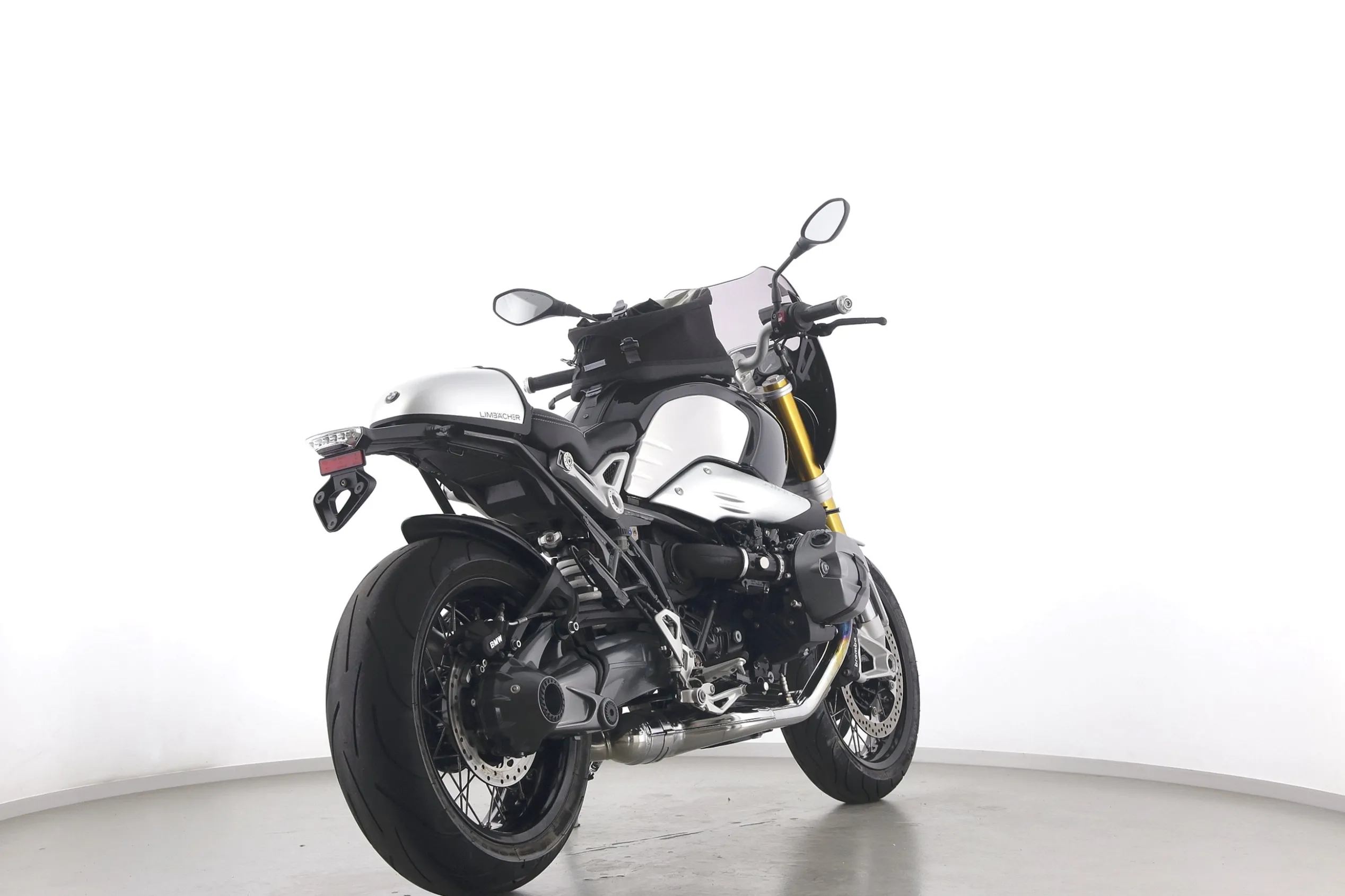 R NINE T
