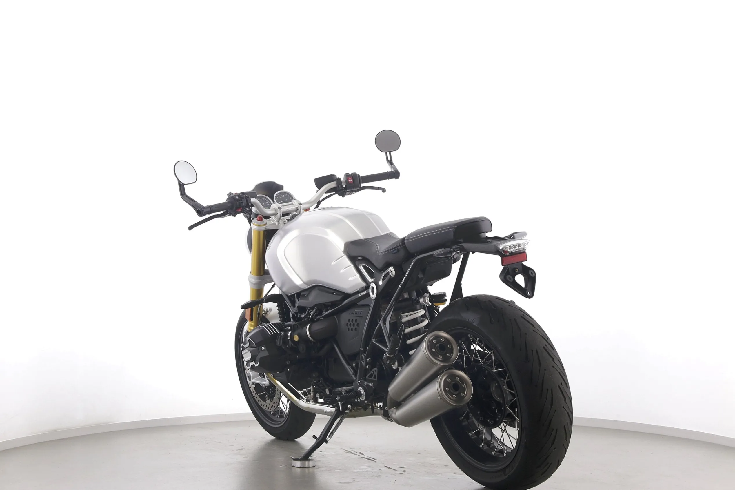 R NINE T